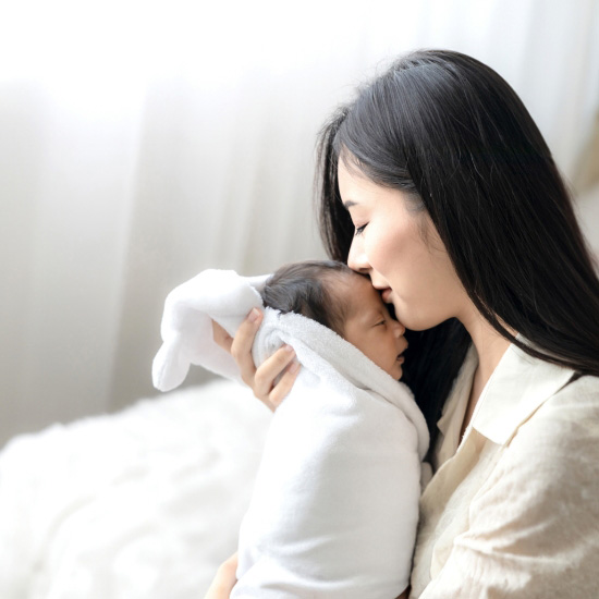 赤ちゃんの繊細な肌や、妊娠・出産で敏感なお母さんの肌のために。「MOM-U」の馬油は母子のために生まれた、混じりけのないピュアな生馬油です。